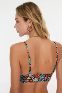 TRENDYOLMİLLA Geometric Patterned Triangle Covered Bikini Top - Image 3