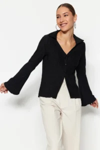 TRENDYOLMİLLA Black pleated and buttoned Flare/Spanish Arm Knitting Shirt