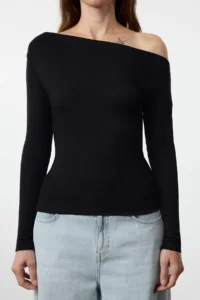 TRENDYOLMİLLA Black Plain Soft Fabric Fitted Boat Neck Knitting Blouse - Image 5