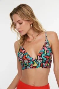TRENDYOLMİLLA Geometric Patterned Triangle Covered Bikini Top - Image 5