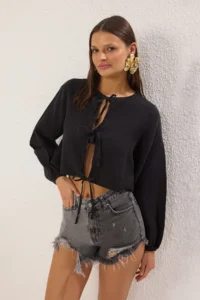 TRENDYOLMİLLA Black Weaving Binding Detailed 100% Linen Beach Crop Shirt - Image 9