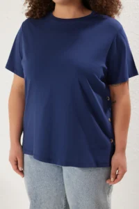 Trendyol Curve Navy Blue Boyfriend Fit Yanda Snap Snap Detailed 100% Cotton Knitting Plus Size T-Shirt - Image 3