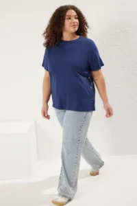 Trendyol Curve Navy Blue Boyfriend Fit Yanda Snap Snap Detailed 100% Cotton Knitting Plus Size T-Shirt - Image 2