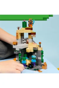 LEGO ® Minecraft® Zombie Dungeon  - 8+ Creative Toy Building Set (284 Pieces) - Image 6
