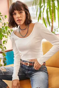 Olalook Women's Ecru Wide Collar Camisole Blouse - Image 3