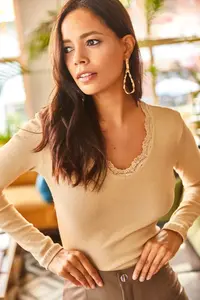 Olalook Women's Beige Collar Lace V-Neck Camisole Knitted Blouse - Image 4