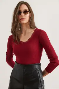 Olalook Women's Burgundy Collar Lace V-Neck Camisole Knitted Blouse - Image 3