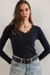Olalook Women's Navy Blue Collar Lace V-Neck Camisole Knitted Blouse - Image 4