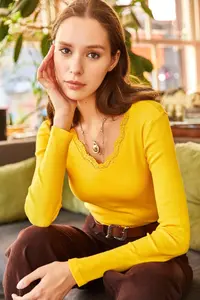Olalook Women's Yellow Collar Lace V-Neck Camisole Knitted Blouse - Image 4