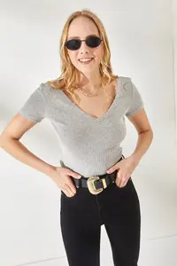 Olalook Women's Gray-Ecru V-Neck Short Sleeve 2-Piece Set Blouse - Image 4