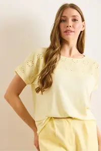 Olalook Women's Light Yellow Scallop Detailed Bat Blouse - Image 4