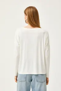 Olalook Women's White Crew Neck Bat-Floated Viscose Blouse - Image 2