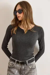 Olalook Women's Anthracite Metal V Detailed Flexible Camisole Blouse - Image 6