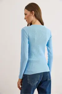 Olalook Women's Baby Blue Metal V Detailed Flexible Camisole Blouse - Image 2