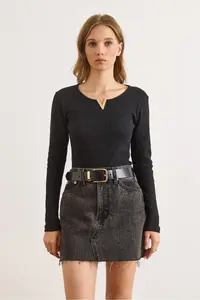 Olalook Women's Black Metal V Detailed Flexible Camisole Blouse - Image 3
