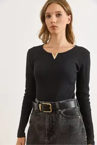 Olalook Women's Black Metal V Detailed Flexible Camisole Blouse - Image 5
