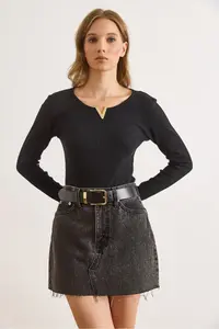 Olalook Women's Black Metal V Detailed Flexible Camisole Blouse - Image 6