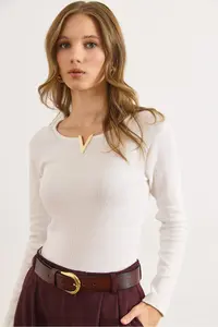 Olalook Women's Ecru Metal V Detailed Flexible Camisole Blouse - Image 4