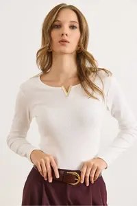 Olalook Women's Ecru Metal V Detailed Flexible Camisole Blouse - Image 5