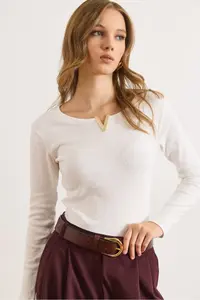 Olalook Women's Ecru Metal V Detailed Flexible Camisole Blouse - Image 6