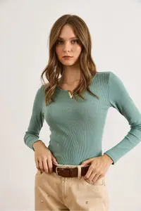 Olalook Women's Green Metal V Detailed Flexible Camisole Blouse - Image 5