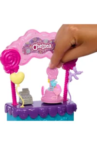 Barbie Chelsea's Candy Shop Playset, playset with lollipop stand, accessories - Image 4