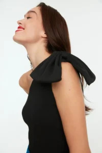 TRENDYOLMİLLA Black Single Arm Fiyonk Detailed Knitwear Blouse - Image 3