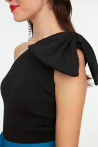 TRENDYOLMİLLA Black Single Arm Fiyonk Detailed Knitwear Blouse - Image 4