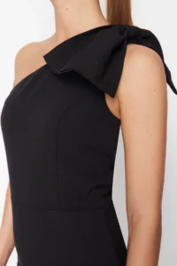 TRENDYOLMİLLA Black Fiyonk Detailed Single Arm Weaving Jumpsuit - Image 7