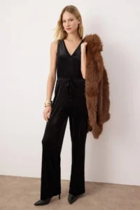 TRENDYOLMİLLA Black V-neck Velvet Regular Wide Leg Knitting Jumpsuit - Image 2