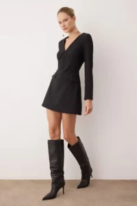 TRENDYOLMİLLA Black V-neck Short / Mini Weaving Jumpsuit