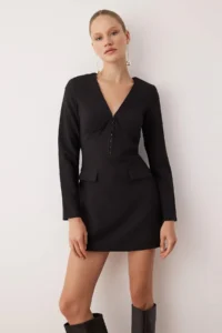 TRENDYOLMİLLA Black V-neck Short / Mini Weaving Jumpsuit - Image 2