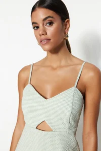 TRENDYOLMİLLA Green Checkered Pencere Detailed Sleeveless Mini Weaving Jumpsuit - Image 7