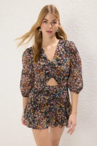 TRENDYOLMİLLA Black flower patterned Cut Out Detailed Mini Lined Siphon Weaving Jumpsuit - Image 2