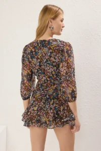 TRENDYOLMİLLA Black flower patterned Cut Out Detailed Mini Lined Siphon Weaving Jumpsuit - Image 4