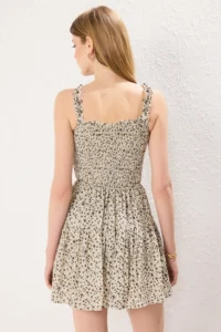 TRENDYOLMİLLA Beige flower patterned Gipe Detailed Viscose Weaving Jumpsuit - Image 4