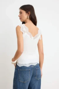 TRENDYOLMİLLA Ecru Fitted V-neck Sleeveless Lace Detailed Soft Knitting Tank Top - Image 4