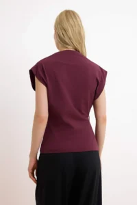 TRENDYOLMİLLA Burgundy Plain Fitted Crew Neck Sleeveless Arched Scuba Crepe Knitting Blouse - Image 4
