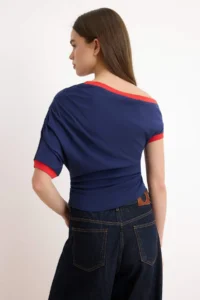 TRENDYOLMİLLA Navy Blue Plain Fitted Asymmetric Yaka Drop Sleeve Short Crop Cotton Rib Knitting Blouse - Image 4