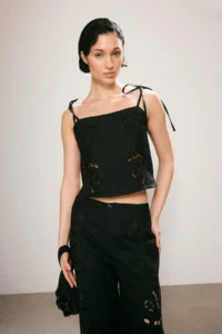 TRENDYOLMİLLA Trendyol Studio Black Embroidered Gabardine Thin Sleeveless Blouse
