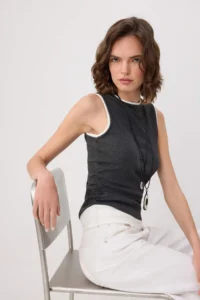 TRENDYOLMİLLA Beige Plain Fitted Crew Neck Sleeveless Shirred Ribbed Flexible Knitting Blouse - Image 2