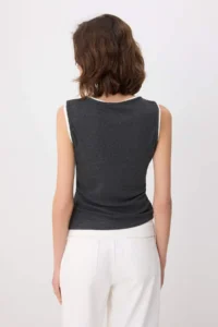 TRENDYOLMİLLA Beige Plain Fitted Crew Neck Sleeveless Shirred Ribbed Flexible Knitting Blouse - Image 4
