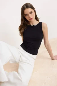 TRENDYOLMİLLA Black Plain Fitted Boat Neck Sleeveless Accessory Detailed Crop Cotton Flexible Knitting Blouse - Image 2