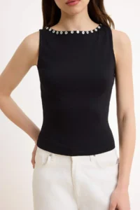 TRENDYOLMİLLA Black Plain Fitted Boat Neck Sleeveless Accessory Detailed Crop Cotton Flexible Knitting Blouse - Image 3