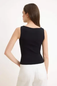 TRENDYOLMİLLA Black Plain Fitted Boat Neck Sleeveless Accessory Detailed Crop Cotton Flexible Knitting Blouse - Image 4
