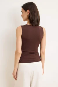 TRENDYOLMİLLA Brown Plain Fitted Crew Neck Sleeveless Shirred Flexible Knitting Blouse - Image 4