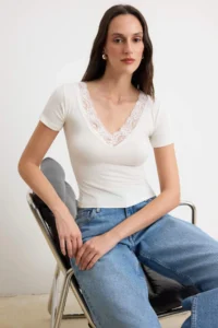 TRENDYOLMİLLA Ecru Regular/Normal Pattern V-neck Short Sleeve Lace Detailed Soft Knitting Blouse