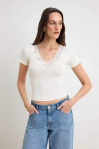 TRENDYOLMİLLA Ecru Regular/Normal Pattern V-neck Short Sleeve Lace Detailed Soft Knitting Blouse - Image 2