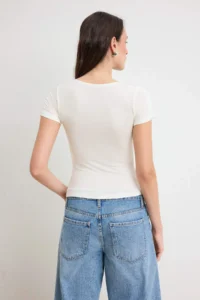 TRENDYOLMİLLA Ecru Regular/Normal Pattern V-neck Short Sleeve Lace Detailed Soft Knitting Blouse - Image 4