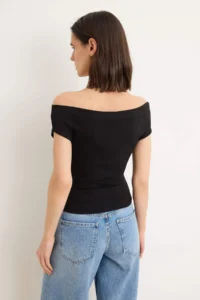 TRENDYOLMİLLA Black Fitted Carmen Collar Sleeveless Flexible Knitting Blouse - Image 4